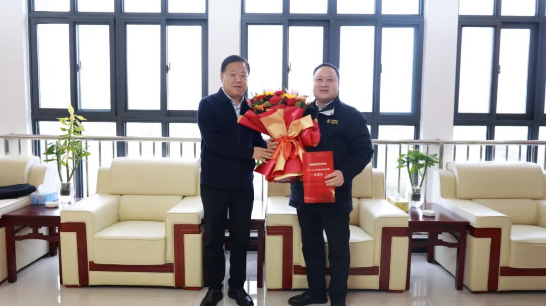 漢中市工信局黨組書記、局長李建強(qiáng)到公司開展走訪慰問活動 漢中市工信局黨組書記、局長李建強(qiáng)到公司開展走訪慰問活動