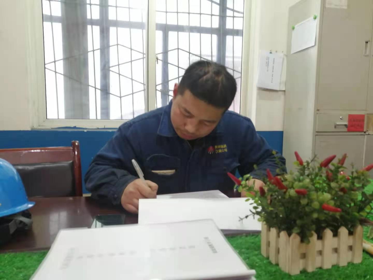 揮灑青春為軋線，無(wú)悔付出譜華章 ——記陜鋼集團(tuán)2020年度先進(jìn)工作者劉偉
